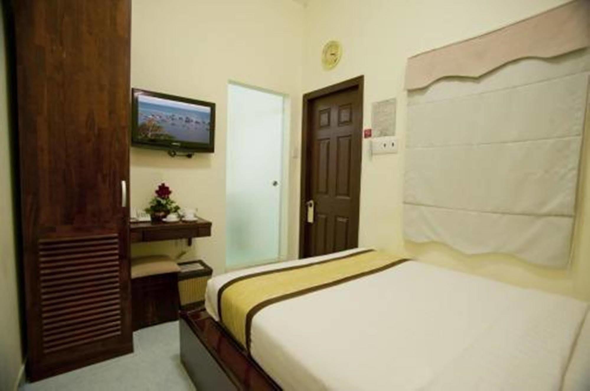 Oyo 438 Small Bay Hotel Thành Pho Ho Chí Minh Esterno foto