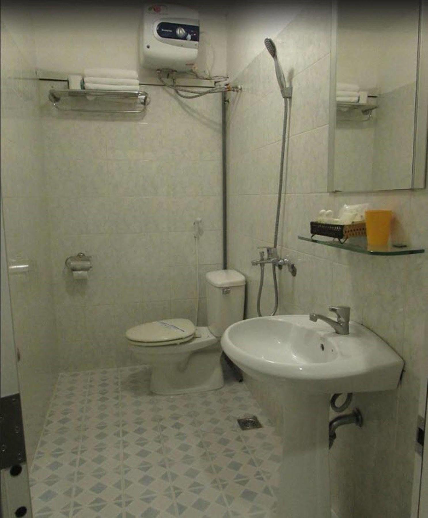 Oyo 438 Small Bay Hotel Thành Pho Ho Chí Minh Esterno foto