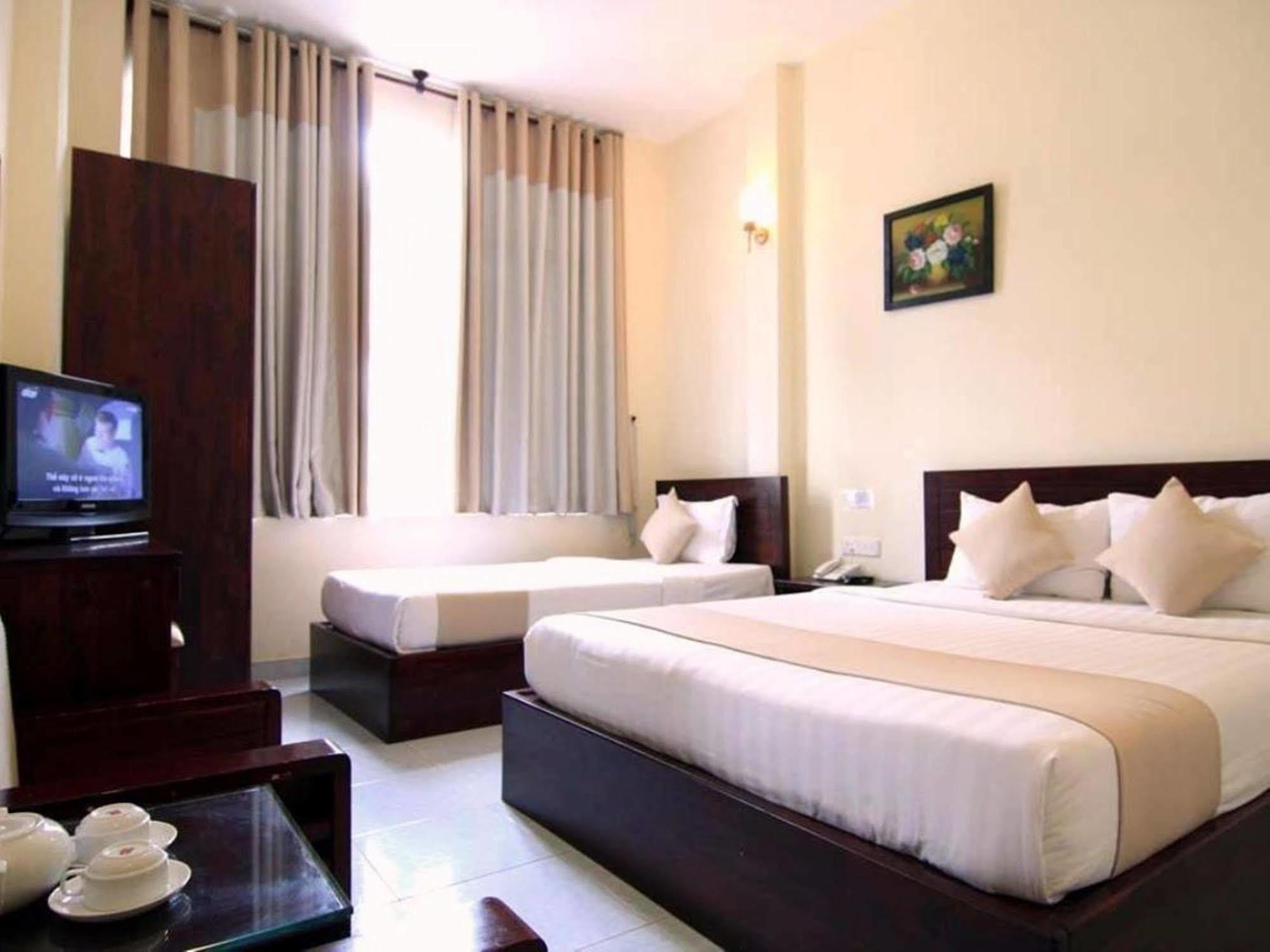 Oyo 438 Small Bay Hotel Thành Pho Ho Chí Minh Esterno foto