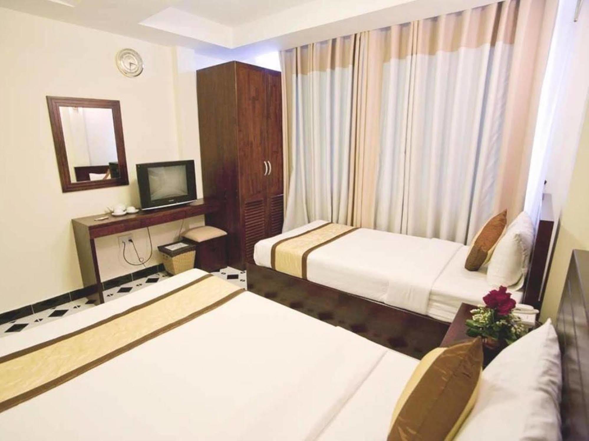 Oyo 438 Small Bay Hotel Thành Pho Ho Chí Minh Esterno foto