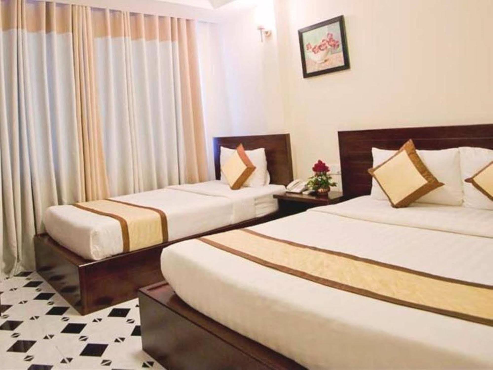 Oyo 438 Small Bay Hotel Thành Pho Ho Chí Minh Esterno foto