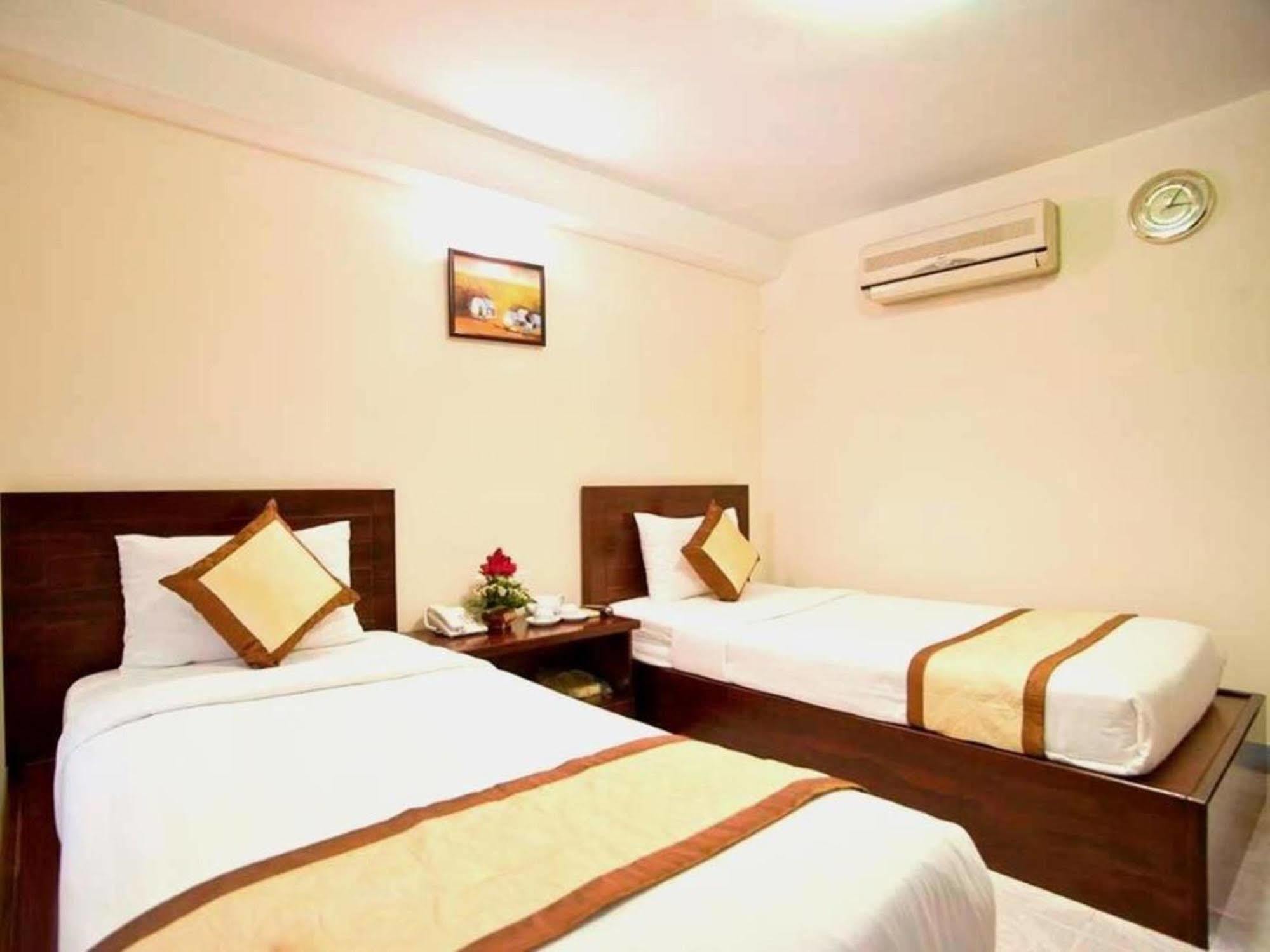 Oyo 438 Small Bay Hotel Thành Pho Ho Chí Minh Esterno foto
