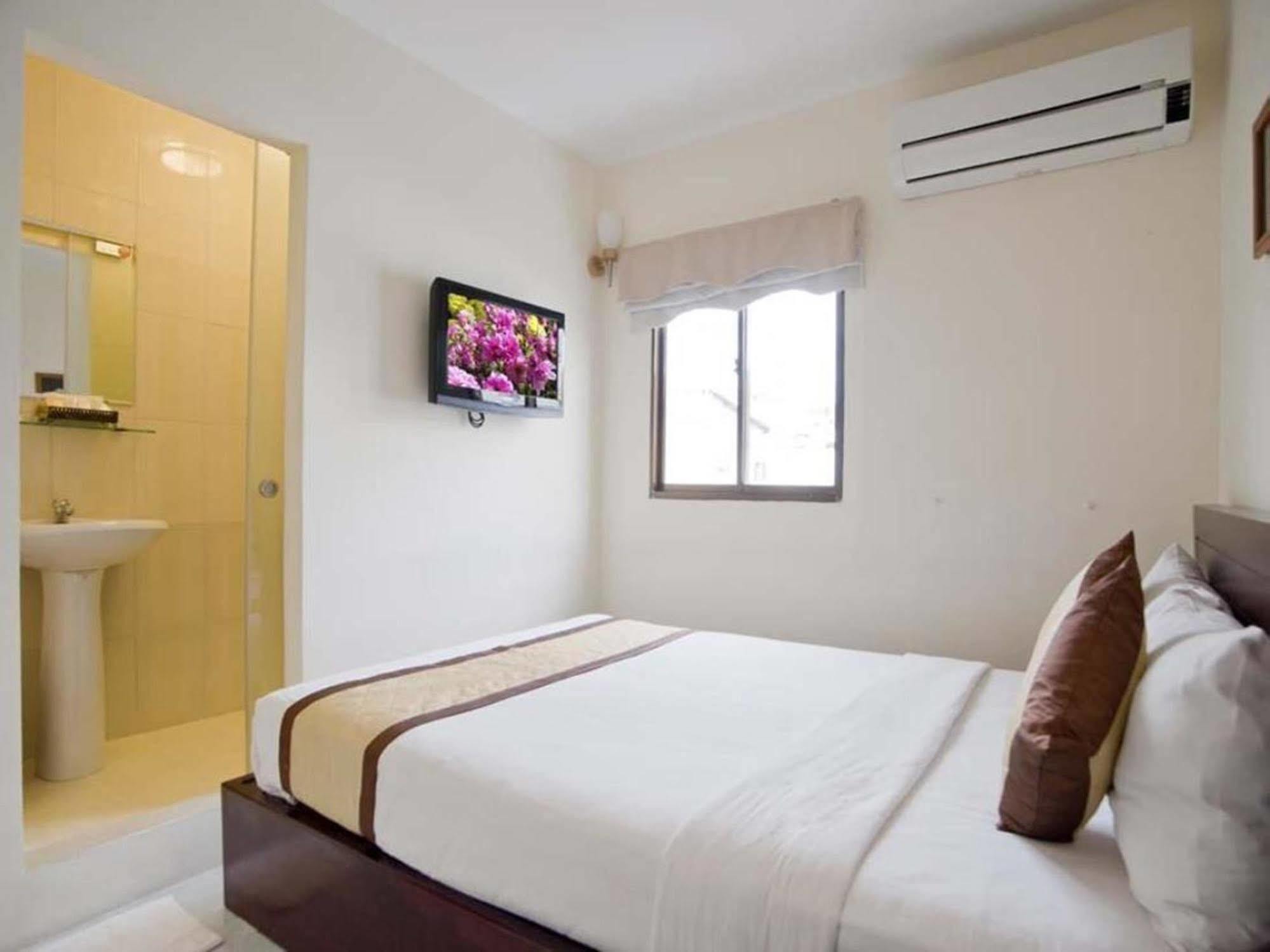 Oyo 438 Small Bay Hotel Thành Pho Ho Chí Minh Esterno foto