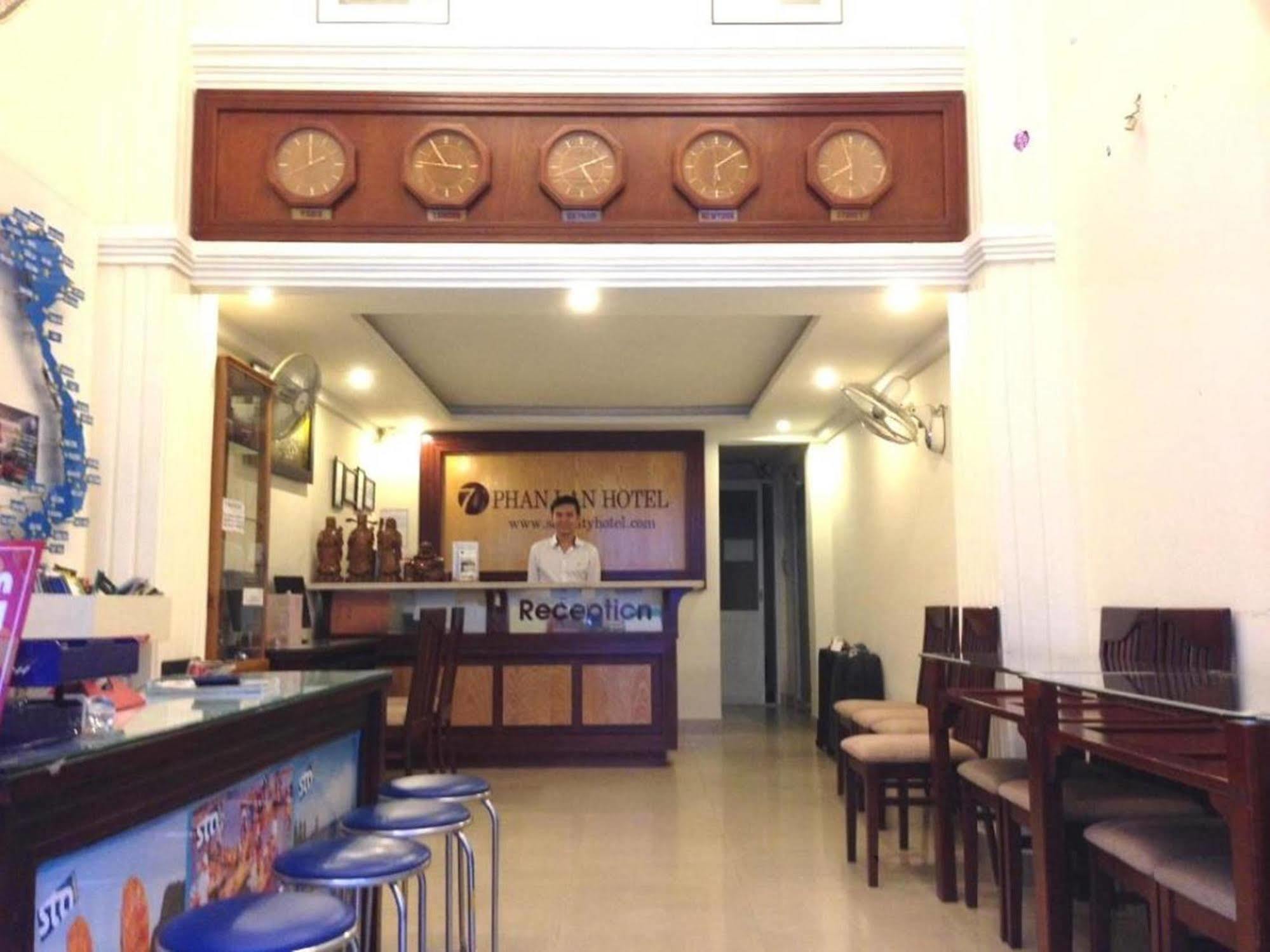 Oyo 438 Small Bay Hotel Thành Pho Ho Chí Minh Esterno foto