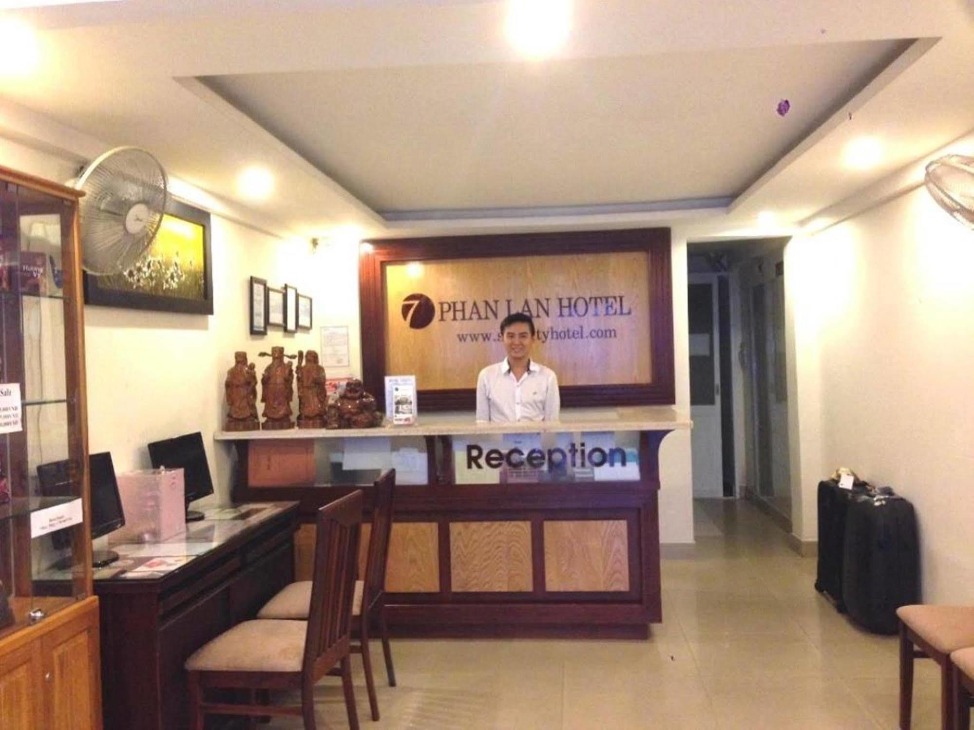 Oyo 438 Small Bay Hotel Thành Pho Ho Chí Minh Esterno foto