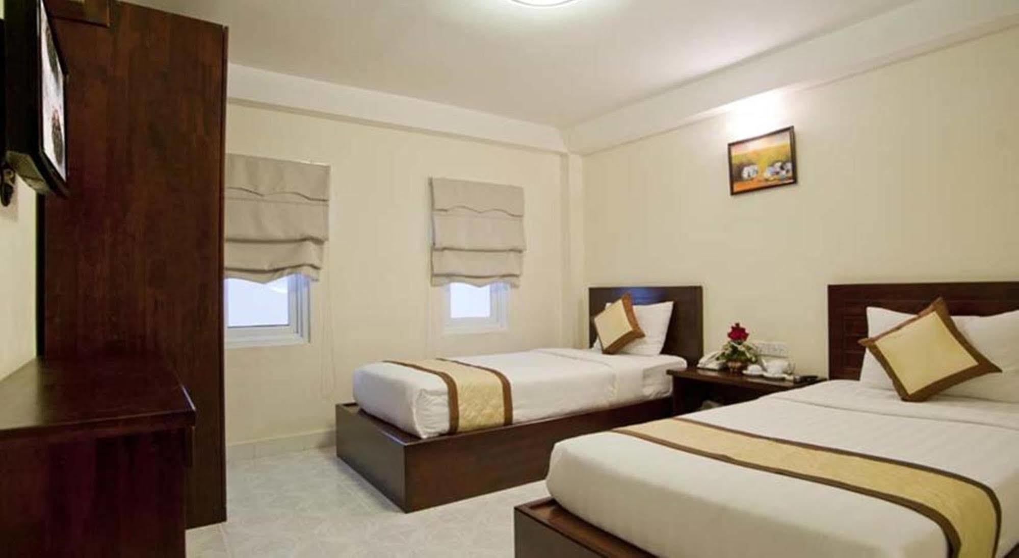 Oyo 438 Small Bay Hotel Thành Pho Ho Chí Minh Esterno foto