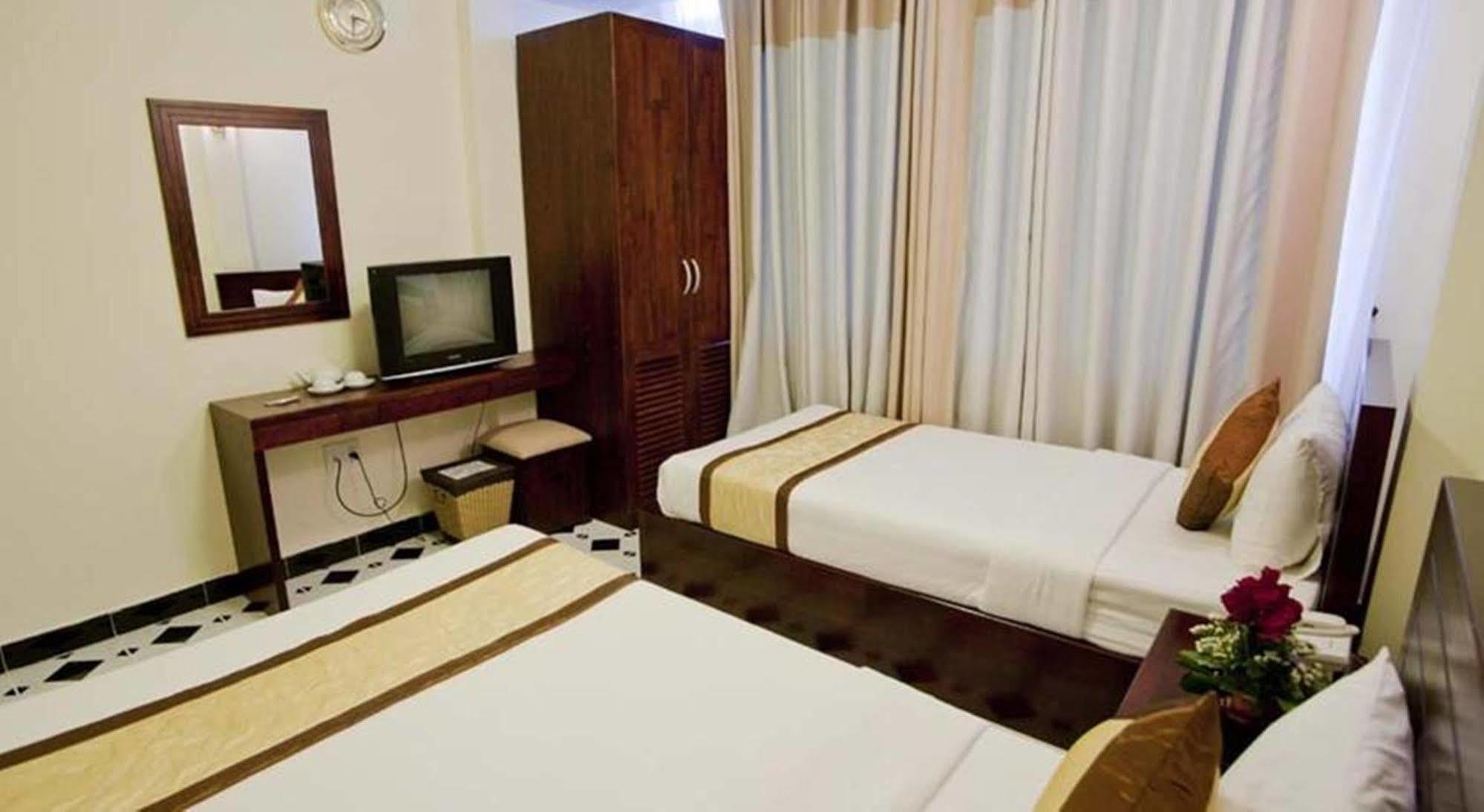 Oyo 438 Small Bay Hotel Thành Pho Ho Chí Minh Esterno foto